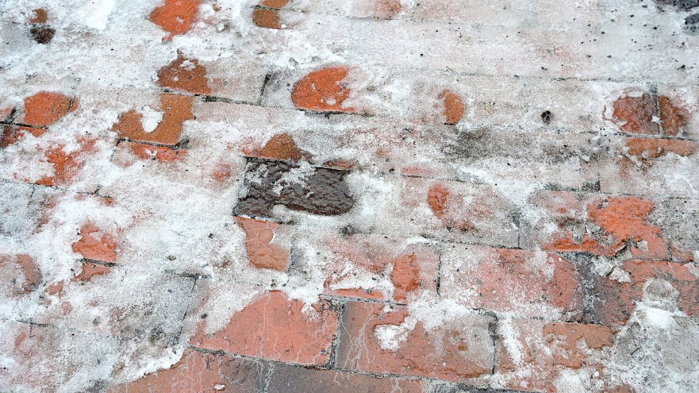Solch eine Eisschicht lag am Donnerstag, 5. Februar 2026, auf vielen Gehwegen in Greetsiel.