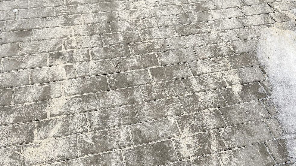 Hier wurde mit Sand gestreut. Ist das besser als Salz?