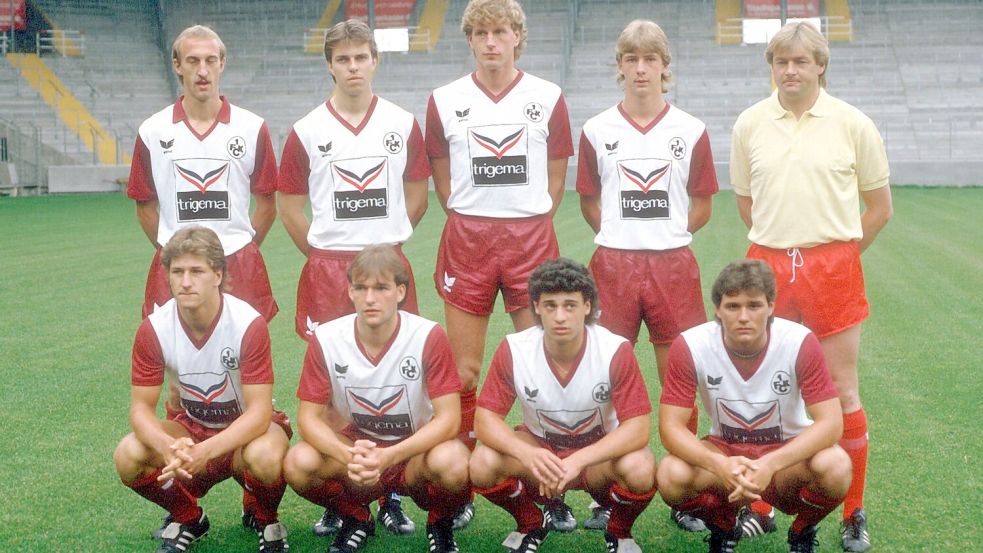 1987 schafften Emmerling (unten, 2. v.l.) und auch Mario Basler (oben, 2. v.l.) in Kaiserslautern unter Hannes Bongartz (hinten rechts) den Sprung in die 1. Liga.