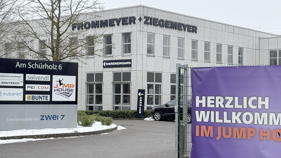 Verkauft: Karsten Wulf, Gesellschafter von zwei.7, hat diese Gewerbeimmobilie am Schürholz in Hellern „zum Leuchten gebracht“ und weiterverkauft. Foto: Wilfried Hinrichs