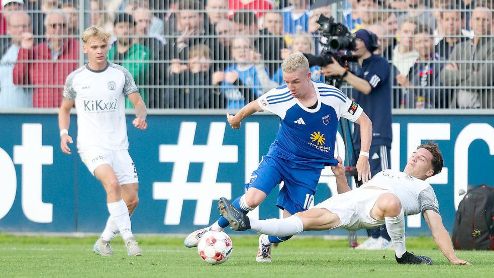 Kickers Emden (blaues Trikot Tobias Steffen) trennte sich in dieser Saison im Ostfriesland-Stadion mit 2:2 vom SV Meppen (weiße Trikots) und verlor auswärts 0:1. Jetzt steht ein Winter-Testspiel der eine Fanfreundschaft pflegenden Vereine an. Foto: Jens Doden, Emden