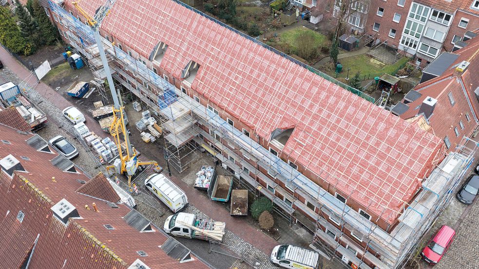 Das Gerüst um die Häuserzeile wird aufgestockt. Bald soll das Dach gedeckt werden.