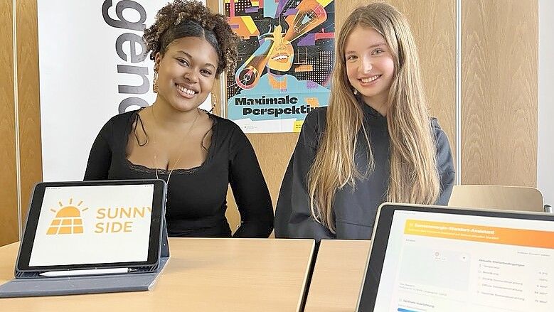 Mila von Ohr (links) und Emma Gerstmann entwickelten für ihr Projekt „Sunny Side“ eine App, die den Solarbetrieb von E-Rollern ermöglicht. Foto: privat