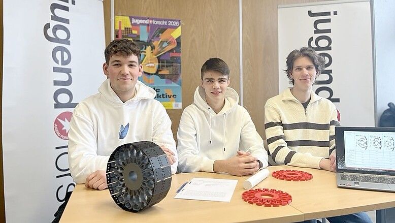 Keno Casjens, Emke Wienekamp und Paul Menzlaff von der IGS Marienhafe entwickelten einen innovativen Reifen mit integrierter Federwirkung. Foto: privat