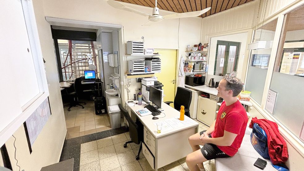 Der Glaskasten im Eingangsbereich des Hallenbads ist Büro, Aufenthaltsraum und Küche in einem. Foto: Nicole Böning