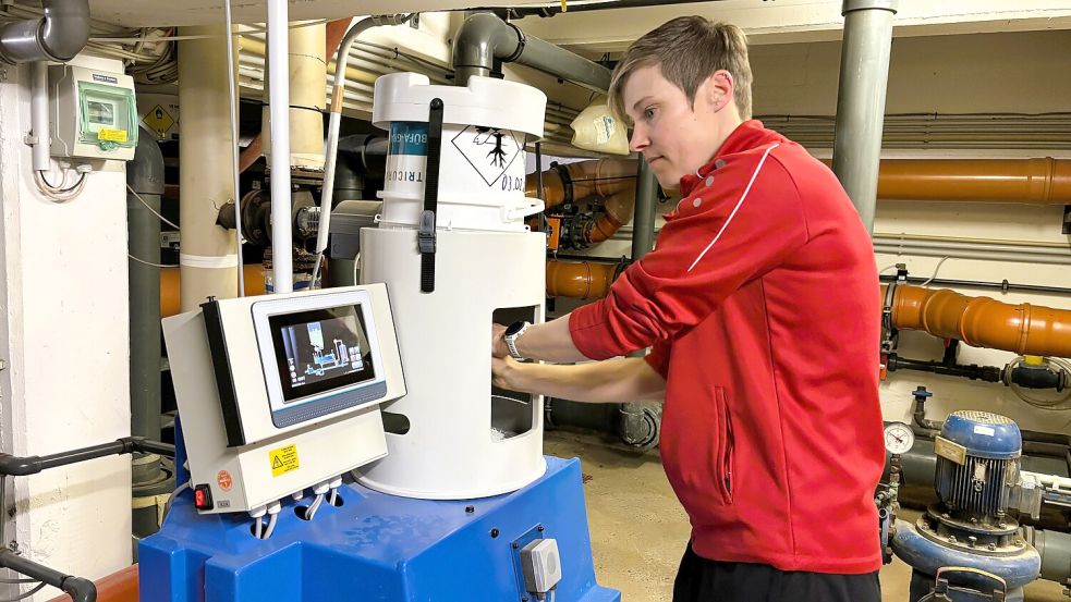 Badleiterin Britta Lampen kümmert sich im Keller unter dem Bad um die Technik. Der Filter muss regelmäßig überprüft werden. Foto: Nicole Böning