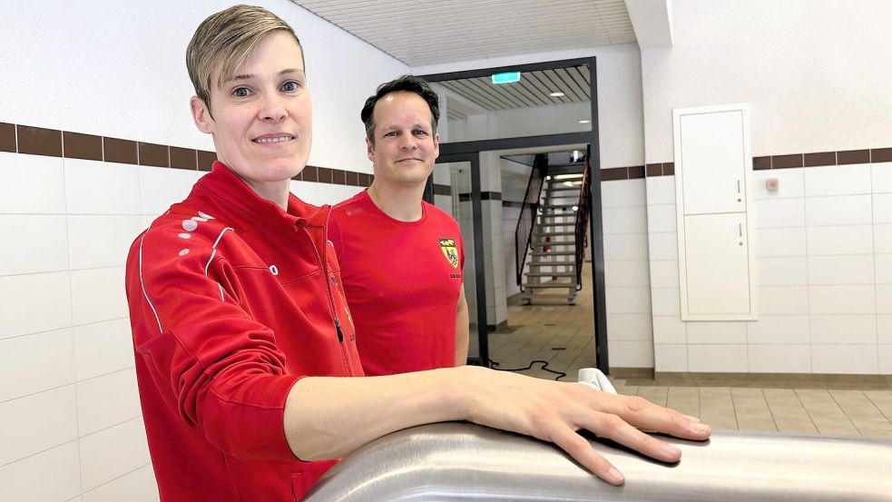 Britta Lampen (von links) und Nils Janssen am Rand des Bewegungsbeckens. Sie kennen sich bereits seit der Ausbildung. Foto: Nicole Böning