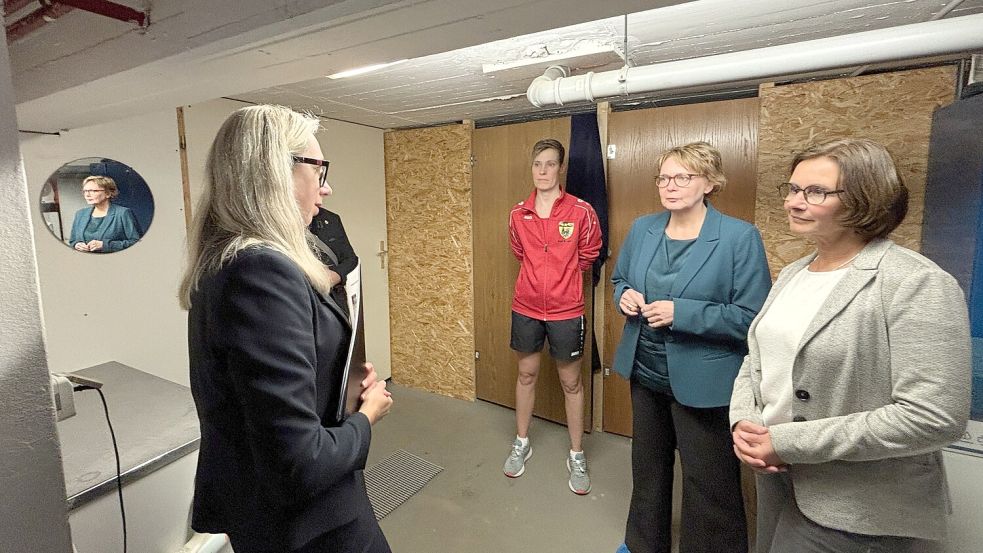Die Umkleiden des Hallenbad-Teams sind ein Provisorium. Auf dem Bild (von links): Heidrun Engelbrecht von der Stadt, Bademeisterin Britta Lampen, Sportministerin Daniela Behrens (SPD) und SPD-Landtagsabgeordnete Karin Emken. Foto: Archiv/Nicole Böning