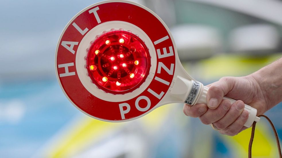 Bei einer Schwerpunktkontrolle in Bremen-Walle hat die Polizei im Kofferraum eines Autos über 700 illegale Böller gefunden. Foto: imago images/Tim Oelbermann