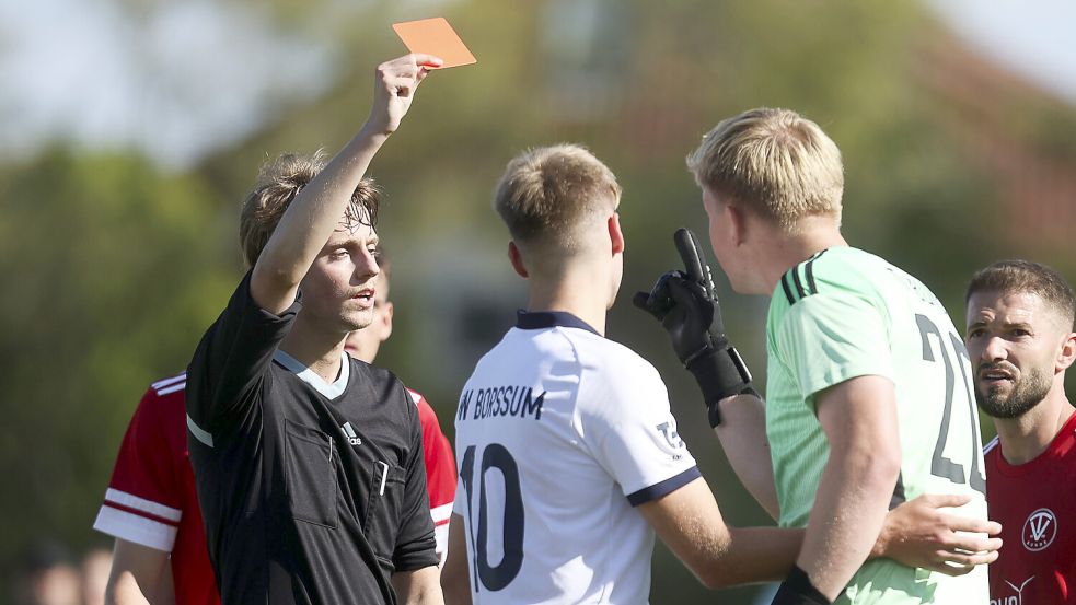 Bereits 37-mal zückten die Schiedsrichter in der bisherigen Bezirksliga-Saison die Rote Karte. Foto: Jens Doden, Emden