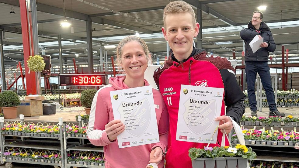 Karin Richter (links) aus Leer und Tammo Oldigs (rechts) aus Ihrhove erhielten in Emsbüren unter anderem Blumen. Foto: Privat