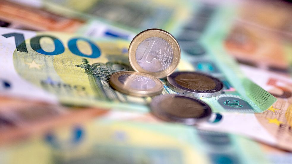 Der Euro wird im Jemgum zwei Mal umgedreht, bevor er ausgegeben wird. Foto: Monika Skolimowska/dpa