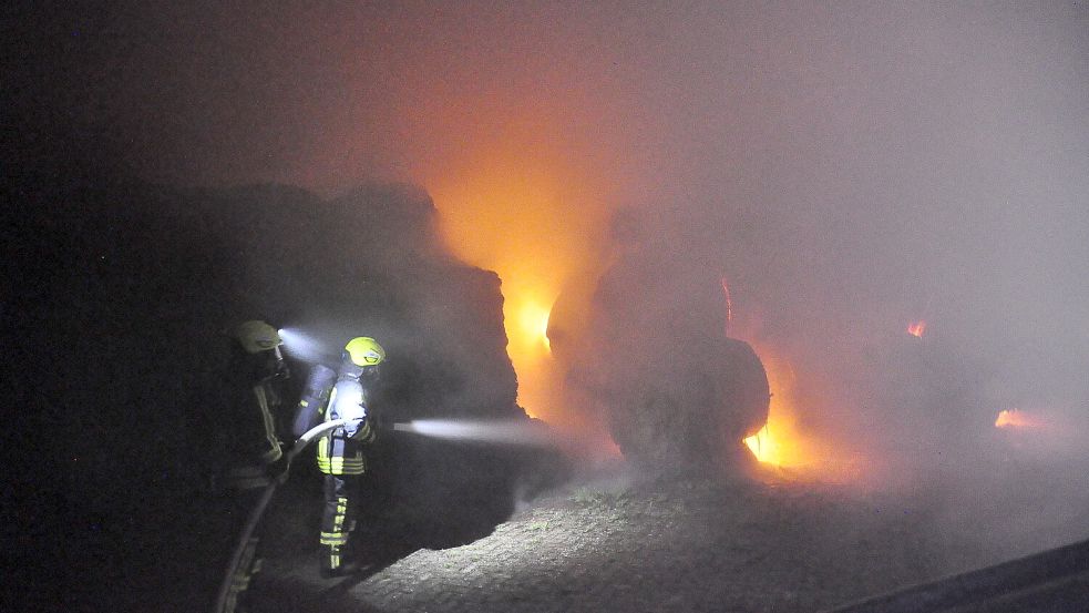 Die Jemgumer Feuerwehren im Einsatz: In Critzum soll ein neues Feuerwehrhaus gebaut werden. Foto: Bodo Wolters/Archiv