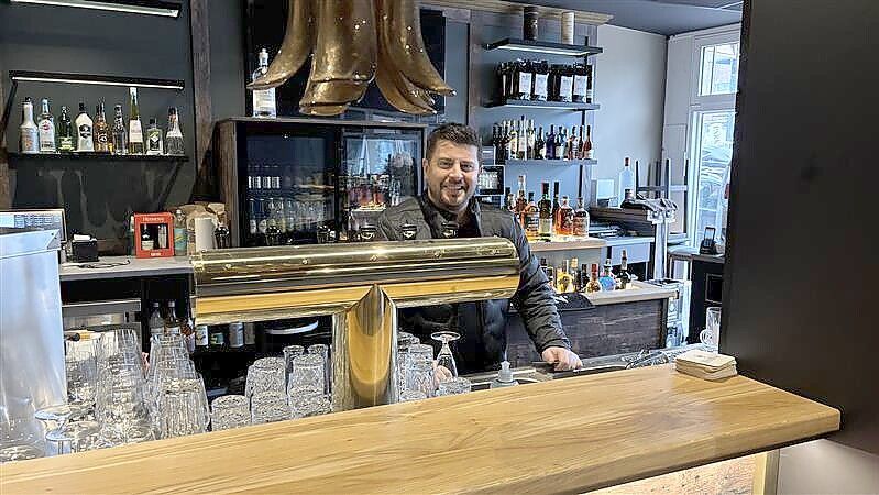 Jan Kastka hinter seinem Tresen in der Meile 19. Die Sportsbar eröffnet am Mittwoch, 11. Februar 2026, dort, wo früher die kleine Kneipe war. Foto: Reckermann