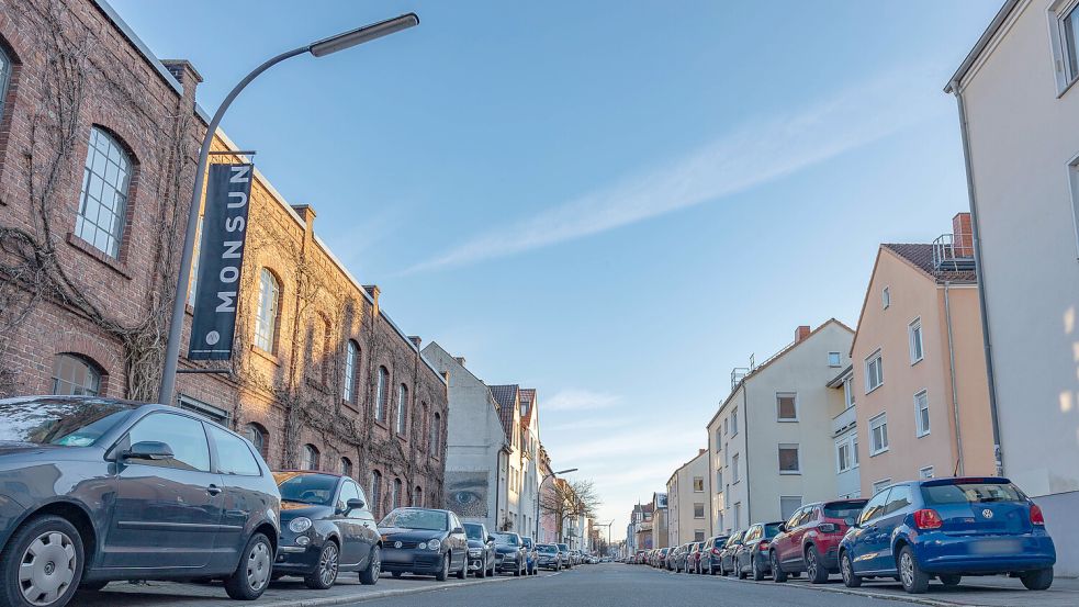 Beton, Asphalt, Blech: Die Lange Straße in Osnabrück soll im Abschnitt Rehmstraße bis Schnatgang grüner werden. Foto: Benjamin Beutler