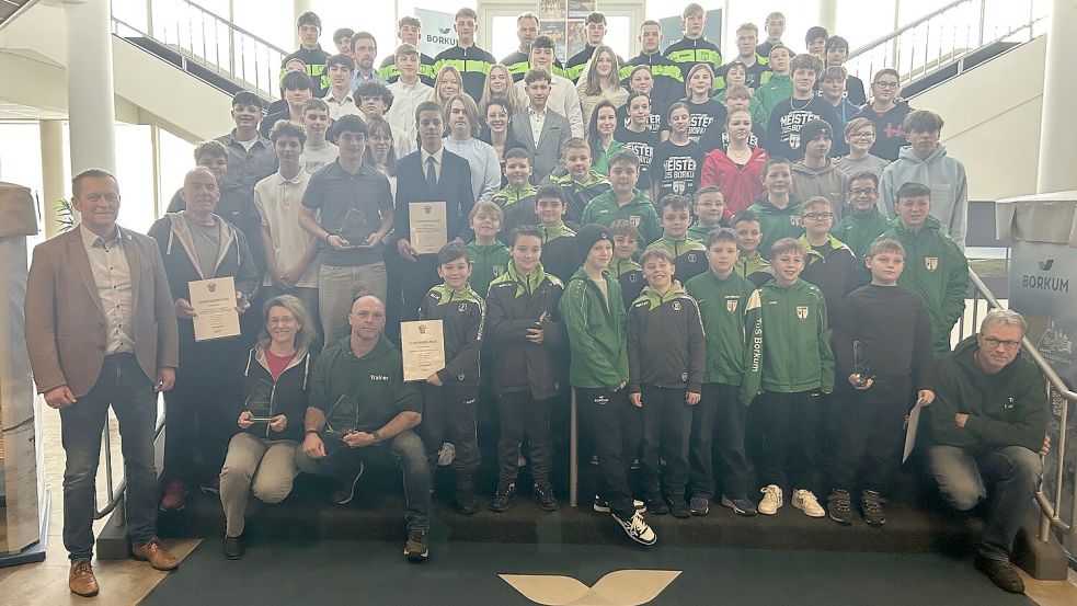 So sehen Sieger aus: Gruppenbild mit allen ausgezeichneten Borkumer Athletinnen und Athleten. Foto: Beve Loose