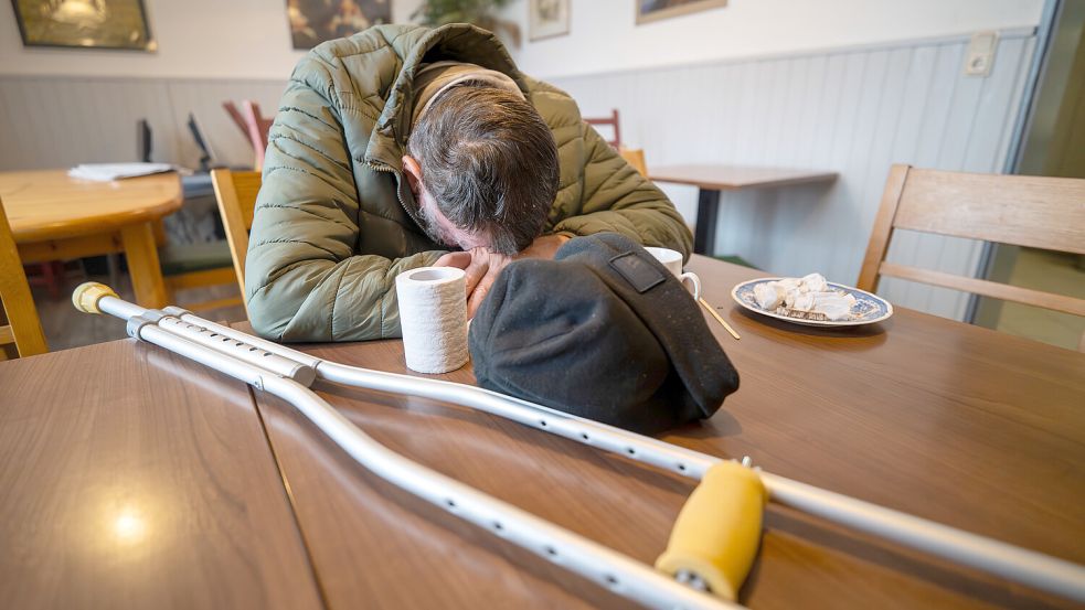 Völlig erschöpft: In diesem Zustand kommen viele Hilfesuchende in den Tagesaufenthalt an der Hansastraße. Foto: Klaus Ortgies/Archiv