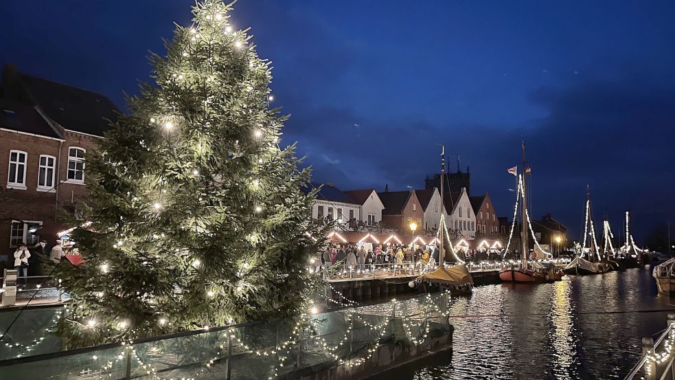 Wie stimmungsvoll es am Alten Hafen sein kann, zeigen Jahr für Jahr die Bilder vom Adventsmarkt in Weener. Foto: Archiv/Stadt Weener