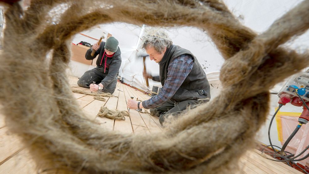 Tom Burwitz und Matze Bertram von der Bootsbaufirma Georg Albinus sind derzeit am Kalfatern des Decks. Foto: Klaus Ortgies