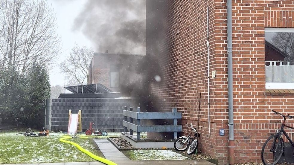 Dichter schwarzer Rauch kam aus dem Keller. Foto: Feuerwehr Bunde