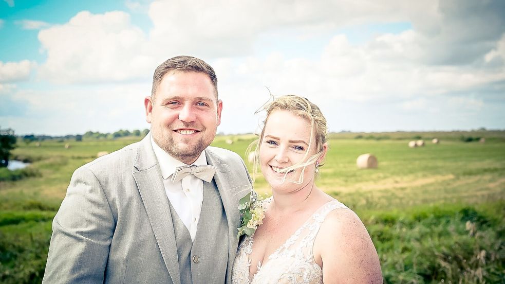 Florian (30) & Sarah (28) Vohs aus Rhauderfehn haben sich 2022 kennengelernt. Drei Jahre später heirateten sie im Fehntjer Forum. Foto: privat/Freund der Familie