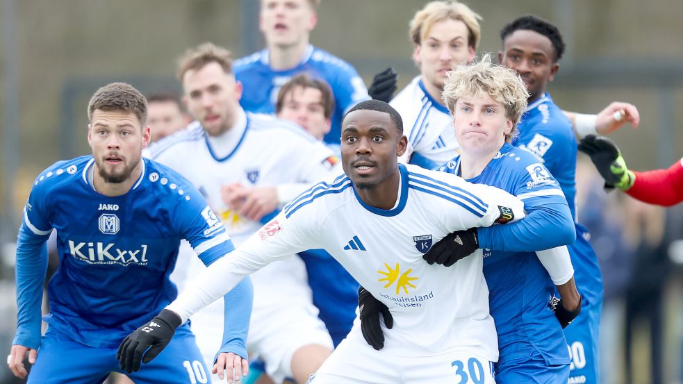 Kickers-Neuzugang Ayukayoh Mengot (weißes Trikot) hat sich gut ins Emder Spiel eingefügt und schoss im Test gegen Meppen auch einen Treffer. Fotos: Jens Doden, Emden