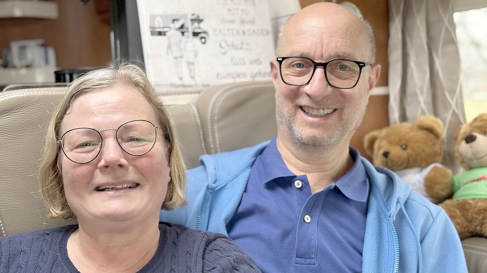 Die Wucht der rheinischen Frohnatur: Iris und Matthias Brinkman kann das ostfriesische Wetter nicht erschüttern. Foto: Oliver Bär