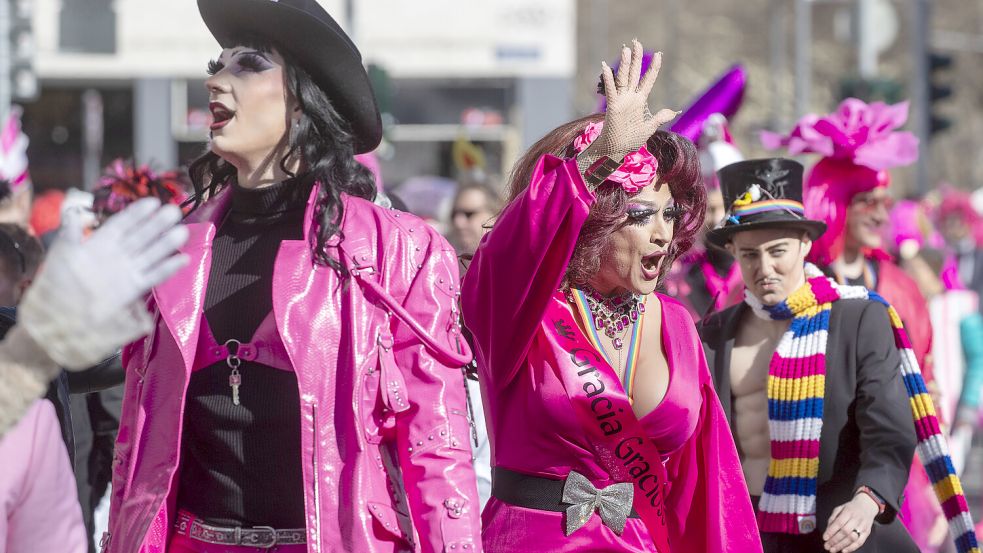 Der Straßenkarneval wird entlang des Rheins ausgiebig gefeiert. Foto: Helmut Fricke/dpa
