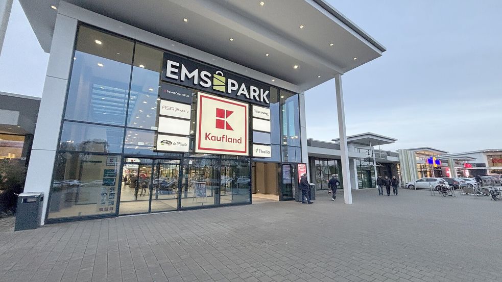Am Eingang des Ems-Parks kann bald für weitere Geschäfte geworben werden. Foto: Jonas Bothe/Archiv
