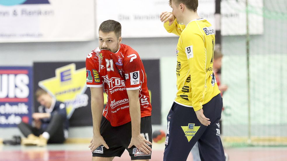 Christopher Braun (vorne) war mit sechs Toren Aurichs erfolgreichster Werfer beim TV Bissendorf-Holte. Nach der knappen Niederlage war die Enttäuschung groß. Foto: Jens Doden, Emden