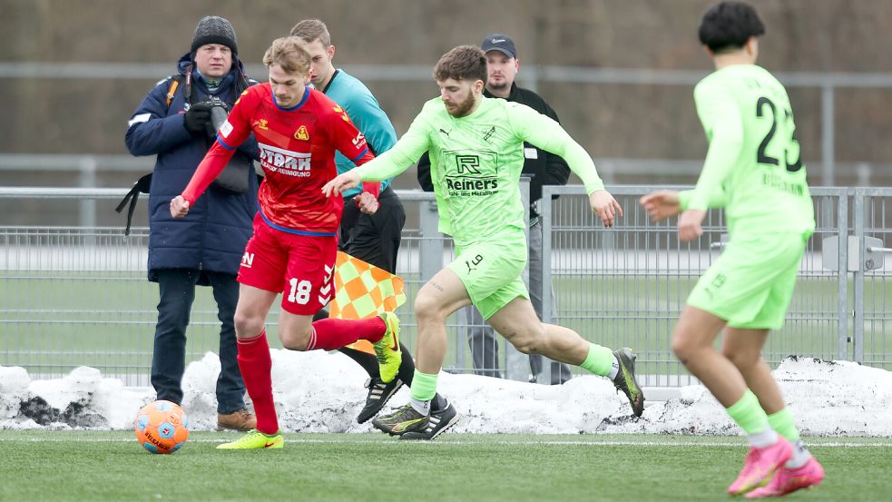 Felix Karius (Mitte, hier ein Foto aus der Testspiel-Partie gegen Delmenhorst) erzielte das Firreler Führungstor gegen BW Borssum. Foto: Jens Doden, Emden