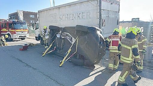 Auf der Klöcknerstraße in Osnabrück kollidierte ein überholender Pkw mit einem links abbiegenden Fahrzeug und überschlug sich. Foto: NWM/Andreas Brake