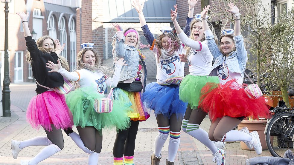 Für gute Stimmung und fantasievolle Kostüme muss niemand in die Karnevalshochburgen nach Köln und Mainz fahren – die gibt es auch beim Pappnasenball in Emden. Foto: Jens Doden