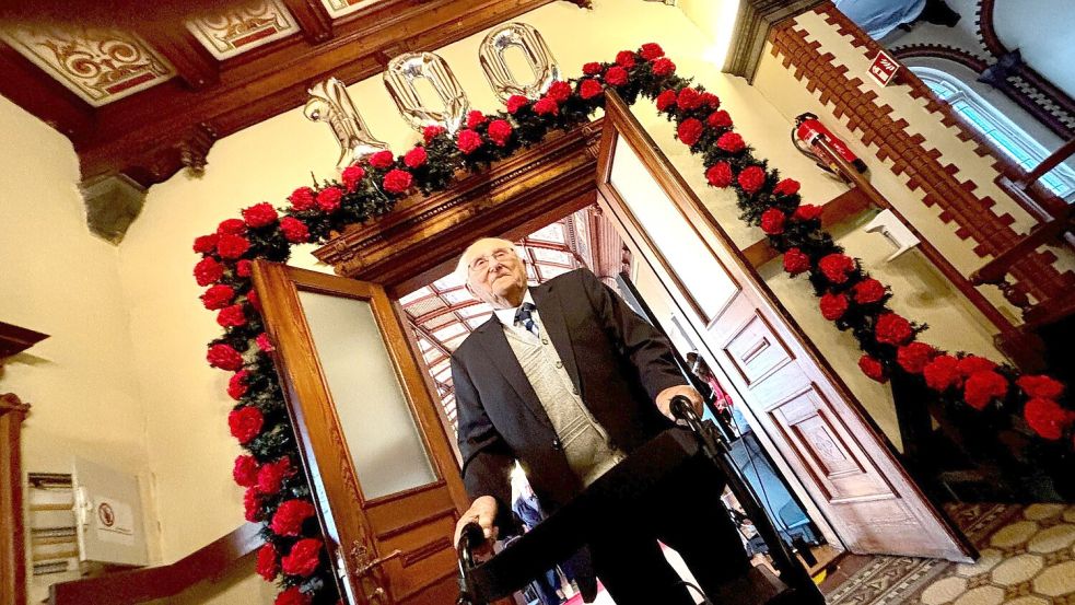 Albrecht Weinberg feierte seinen 100. Geburtstag in Leer. Zum nächsten gibt es ein besonderes Geschenk. Foto: Klaus Ortgies/Archiv