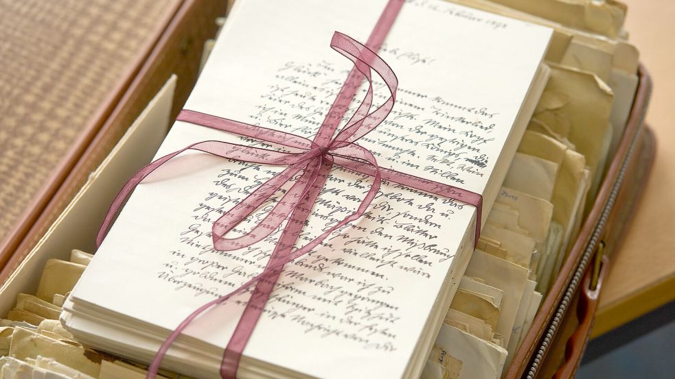 Für viele sind Liebesbriefe auch heute noch eine ganz besondere Art der Zuneigung. Vor mehr als 200 Jahren gab es sogar Anleitungen, wie man solche Briefe verfassen könnte. Symbolfoto: Thomas Frey/dpa