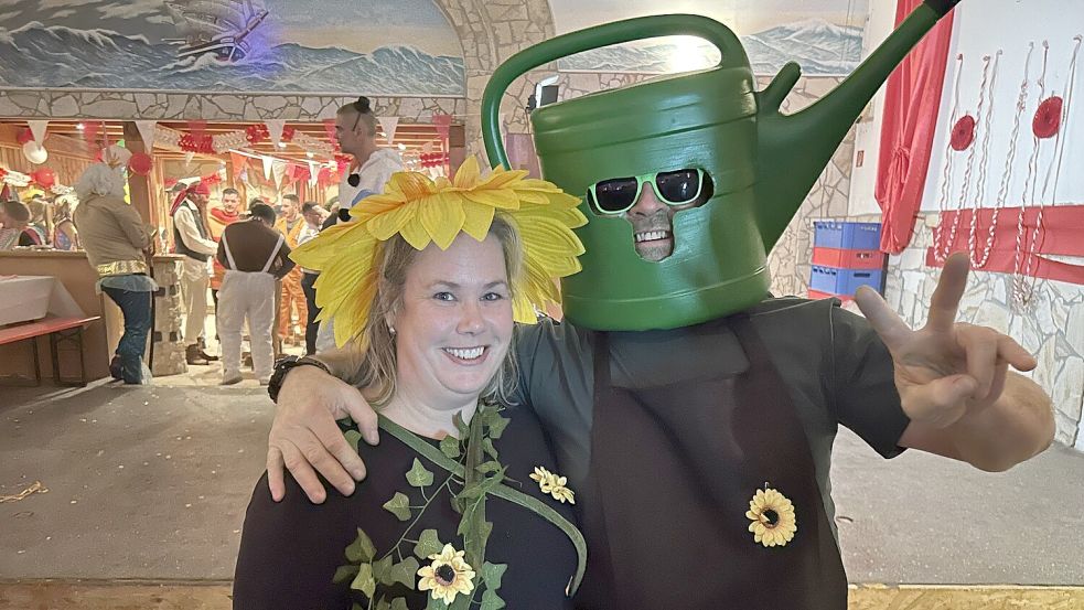 Gießkanne und Sonnenblume sind bester Laune. Foto: Beve Loose