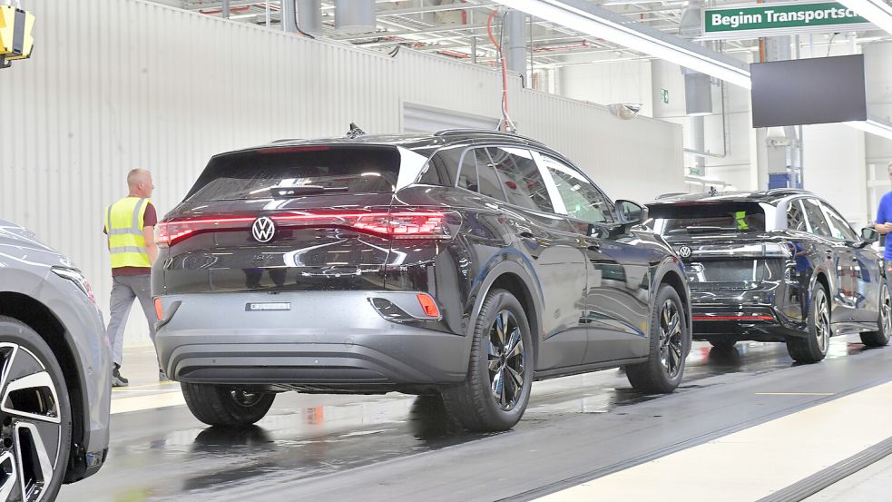 Montage von ID.4 und ID.7 bei VW Emden: Momentan arbeitet der ostfriesische Standort nach Plan. Foto: Klaus Ortgies/Archiv