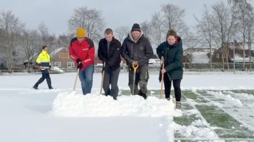 Ein Räumkommando beim Einsatz. Dieses Quartett übte sich im Parallel-Schieben. Fotos: Privat