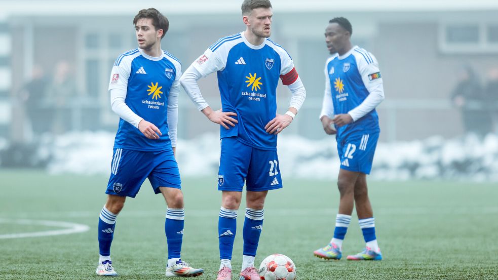 Der Spielplan für die Emder Fußballer wird nun weiter durcheinander gewirbelt. Foto: Jens Doden/ Emden