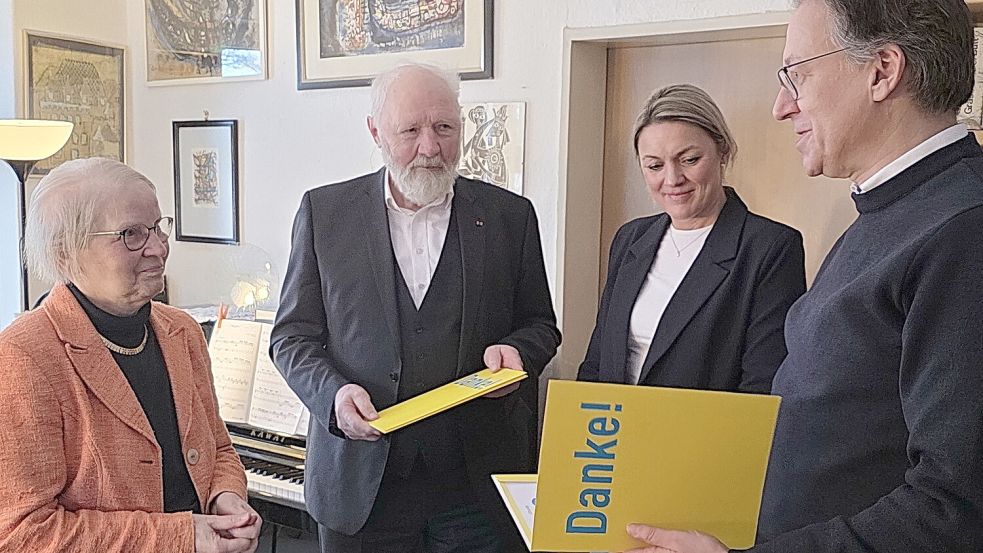 Der frühere FDP-Landesvorsitzende sowie niedersächsische Umweltminister Dr. Stefan Birkner (von rechts) und Imke Haake, Generalsekretärin der FDP in Niedersachsen, überreichen Arnold und Johanna Venema ihre Ehrenurkunden. Foto: Bodo Wolters