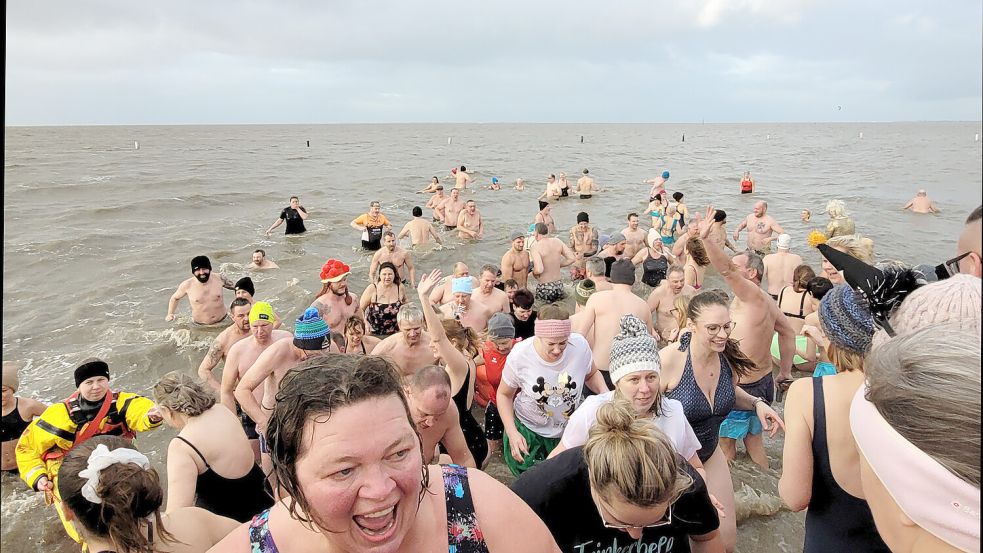 Anbaden steht an diesem Wochenende in Norddeich auf dem Programm. Wer mag, kann sich kostümiert in die Fluten stürzen. Foto: Rebecca Kresse/Archiv