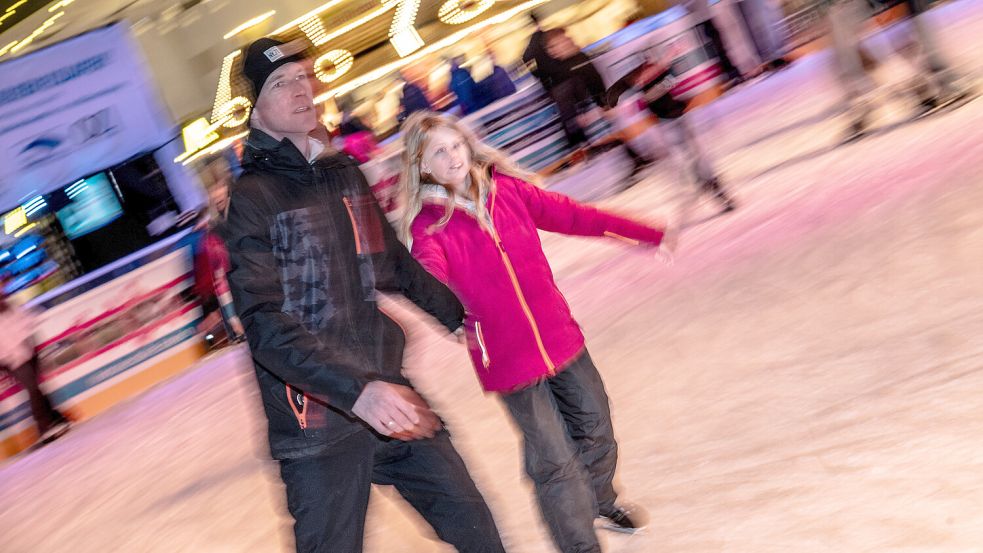 Die Eiszeit in Emden läuft noch den ganzen Februar. An diesem Sonnabend steigt eine Valentinstags-Party. Foto: Klaus Ortgies/Archiv