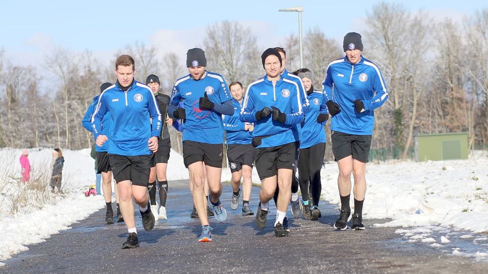 Die Fußballer des VfL Mullberg liefen in einer Gruppe den Rundkurs der sogenannten „Vogelschleife“. Die Straße war freigeräumt und gestreut. Foto: Privat