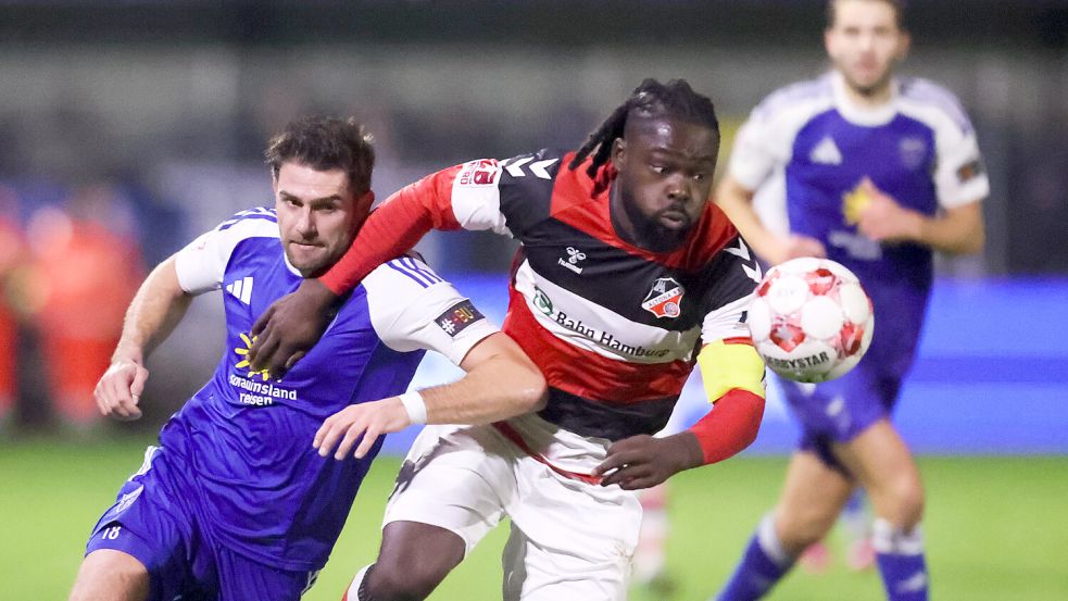 Kickers Emden (links Tido Steffens) müsste im Ringen um einen Startplatz für die neue Regionalliga nach derzeitigem Stand in einer Qualifikationssaison unter die ersten Zwölf kommen. Foto: Jens Doden/ Emden