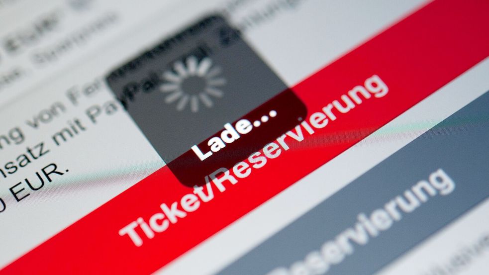 Ein Ladebildschirm ist auf dem Bildschirm eines Handys in der Navigator-App der Deutschen Bahn zu sehen. Derzeit gibt es bei den Systemen der Deutschen Bahn massive Störungen. Foto: dpa/Sebastian Gollnow