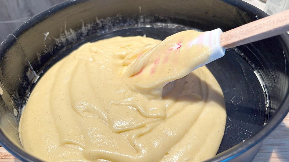 Der Teig wird gleichmäßig in der Kuchenform verteilt. Foto: Carmen Leonhard