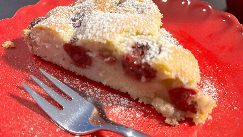 Mit etwas Puderzucker bestäubt: das erste Kuchenstück. Nicht im Bild: der verführerische Duft. Foto: Carmen Leonhard