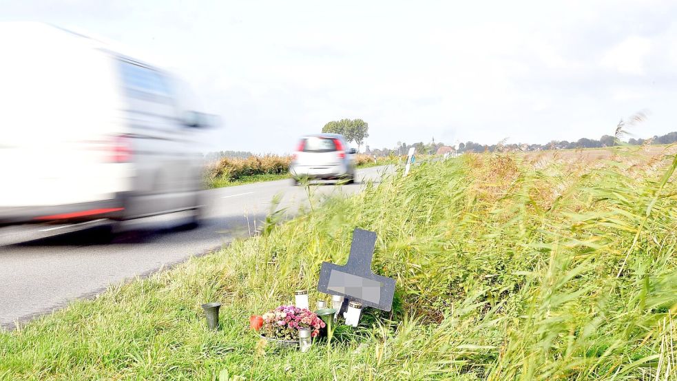 Auf der Landesstraße 2 zwischen Emden-Wybelsum und Rysum kam im Sommer 2025 ein 37-jähriger Pedelec-Fahrer bei einem Unfall ums Leben. Foto: Heinz Wagenaar/Archiv
