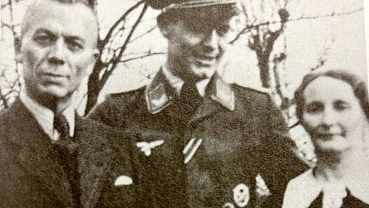 Henri Nannen in Uniform mit seinen Eltern in den 1940er Jahren. Foto: Kunsthalle Emden