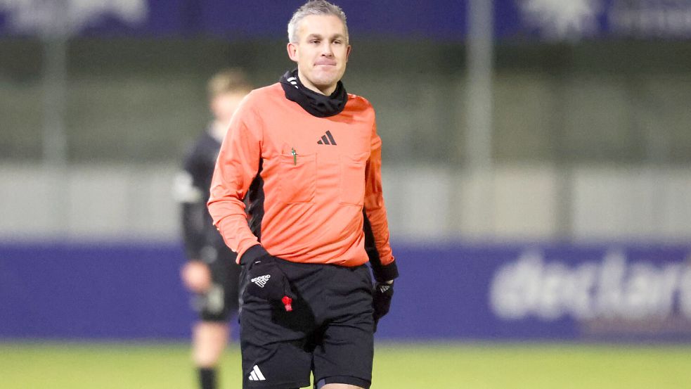 Manuel Kramer leitete das Testspiel zwischen Kickers und Rehden ab der elften Spielminute. Foto: Jens Doden, Emden